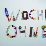 Schriftzug „7 Wochen ohne“ aus Süßigkeiten und Genußmitteln